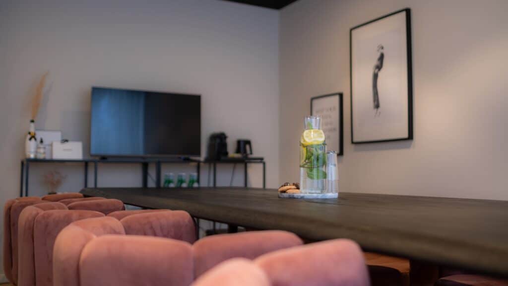 Vergaderlocaties in arnhem - Stoelen en tafel met beeldscherm