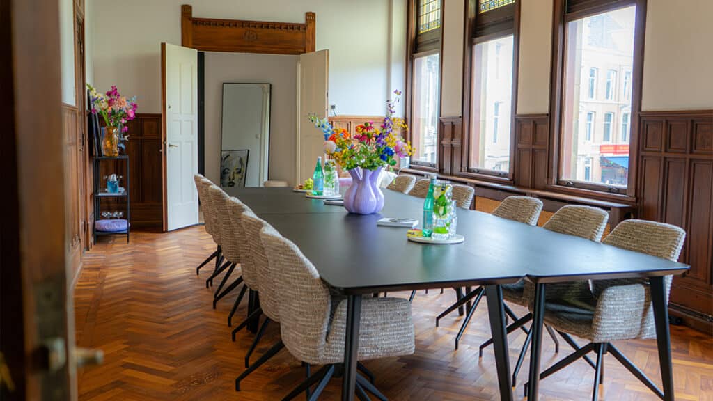 Vergaderlocatie Den Haag tafel met stoelen | Boutique Office