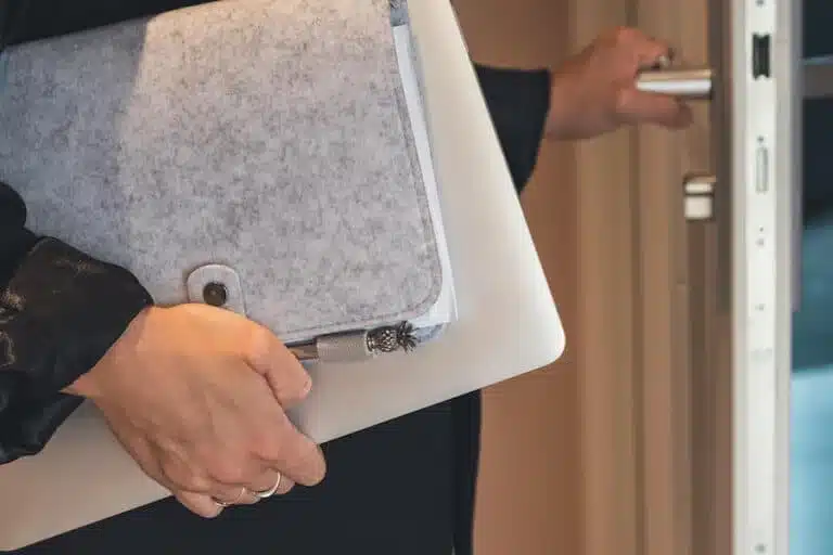 Werken buiten de deur. Laptop in hand met pen