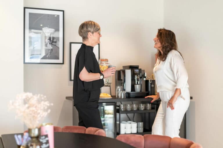Vergaderlocaties met koffie. afbeelding van mensen bij koffie machine.