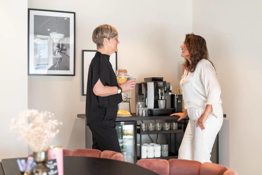 Vergaderlocaties met koffie. afbeelding van mensen bij koffie machine.