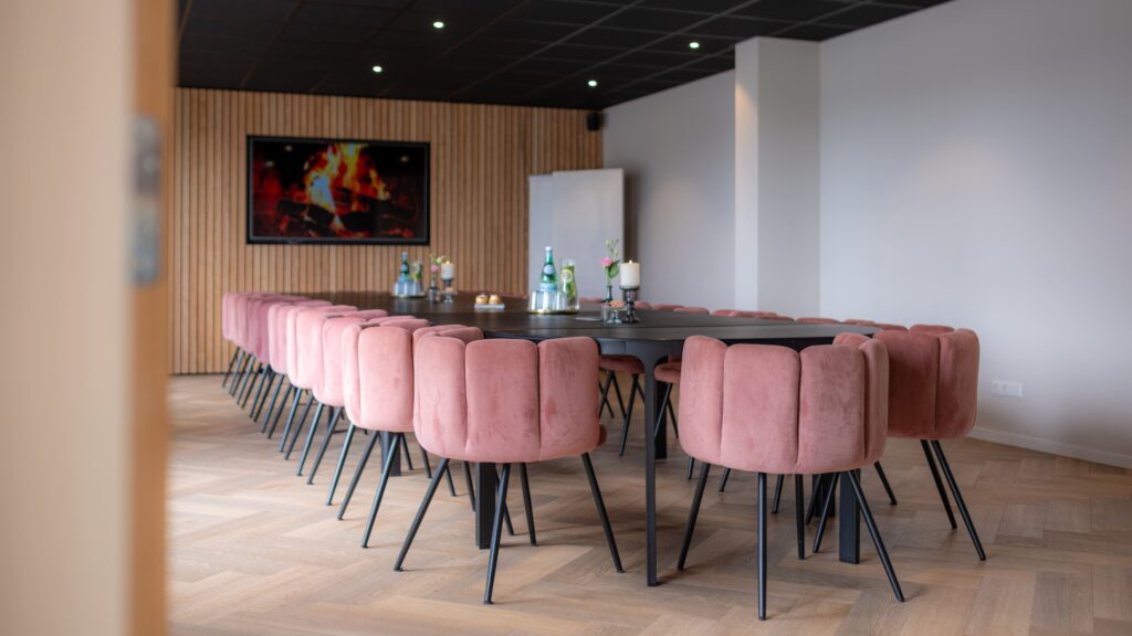 Vergaderlocaties in Arnhem - lauren suite tafel met stoelen
