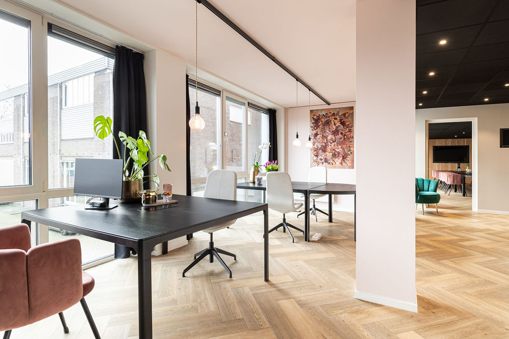 Werkplek Arnhem Centraal Station - luxe bureaus met stoelen